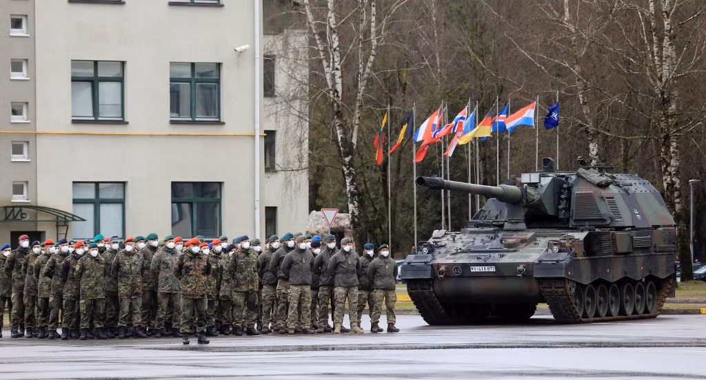 Cùng ngày, Tổng thống Mỹ Joe Biden xác nhận điều động tăng viện cho sườn phía đông của NATO ở châu Âu, bao gồm 7.000 quân nhân thuộc các lực lượng bộ binh và không quân. Chính điều này đã làm cho Tổng thống Zenlensky ảo tưởng về sự giúp đỡ của Mỹ và NATO nếu có xảy ra xung đột với Nga.