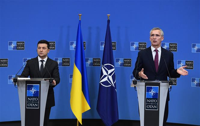 Ngoài ra, vào tháng 1/2022 Tổng thư ký NATO Jens Stoltenberg đã khẳng định việc Ukraine gia nhập NATO chỉ còn là vấn đề thời gian. Ngày 24/2 NATO tuyên bố gửi quân tiếp viện tới phía đông, tham gia tập trận cùng với lực lượng mà Mỹ gửi đến Đông Âu và vùng Baltic.