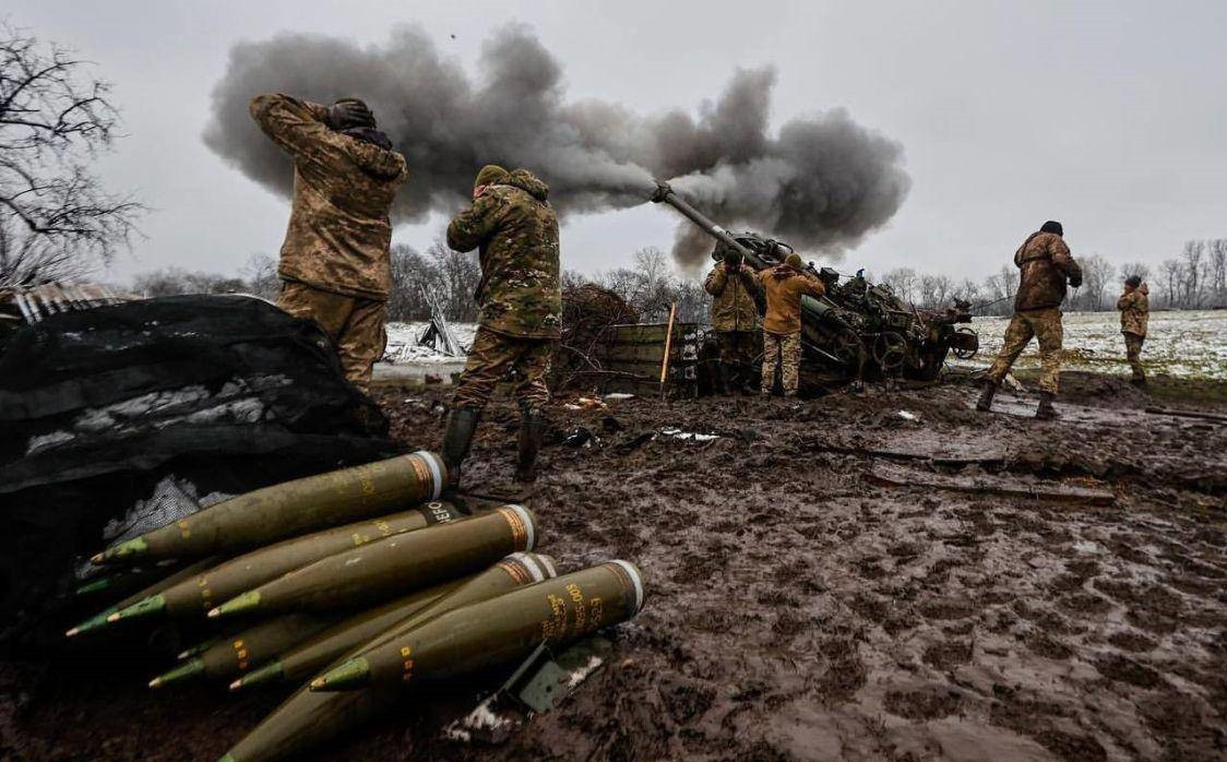 Lực lượng phòng thủ chính của quân đội Ukraine không phải là bộ binh tuyến đầu mà là lực lượng pháo binh cơ động ở khu vực sâu phía sau trận địa phòng ngự. Đài quan sát của pháo binh cơ động được bố trí trên tòa nhà và đài chỉ huy Ukraine ở tầng hầm, quan sát qua màn hình từ UAV trinh sát truyền về.