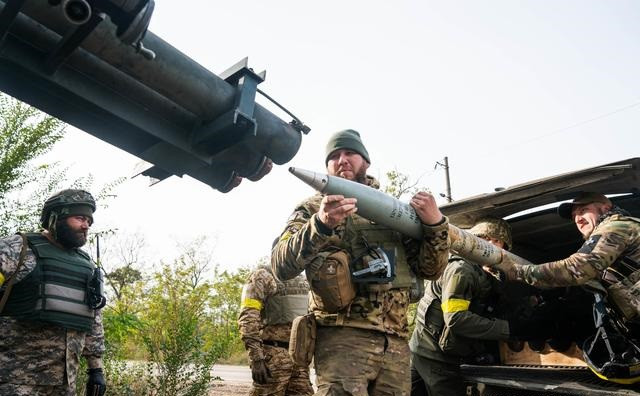 Nhưng ở hướng Zaporozhye, quân đội Ukraine đã bắt đầu chuyển sang chiến dịch tấn công mùa đông. Quân đội Ukraine liên tục tấn công các kho quân sự, sở chỉ huy, trận địa pháo, trận địa tên lửa phòng không và kho đạn của Nga ở hướng Zaporozhye bằng pháo tầm xa và tên lửa HIMARS.