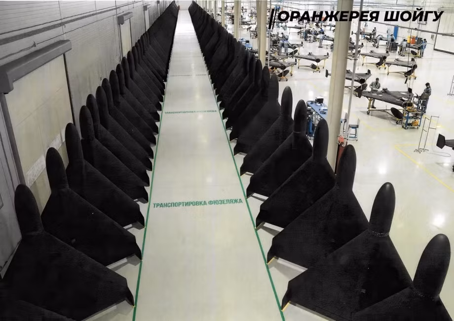 Tờ The Guardian, có tham khảo các nguồn tin Ukraine, đưa tin, trong tuần qua, Quân đội Nga đã phóng 460 UAV Geran-2 vào lãnh thổ UAV. The Guardian cho biết, năng lực của các doanh nghiệp Nga tham gia sản xuất UAV Geran-2, có thể cung cấp cho chiến trường hơn 100 UAV loại này một ngày. 