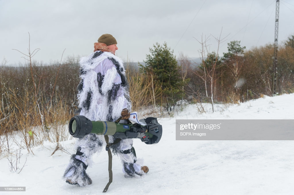 Đáng chú ý là các tổ hợp chống tăng NLAW trước đó, đã được gọi là vũ khí chất lượng thấp, do khả năng tự phát nổ và hỏng hóc thường xuyên. Đây cũng là nguyên nhân, để giới chuyên gia dự đoán là vũ khí này đã tự phát nổ ngay tại vị trí đóng quân của Quân đội Ukraine.