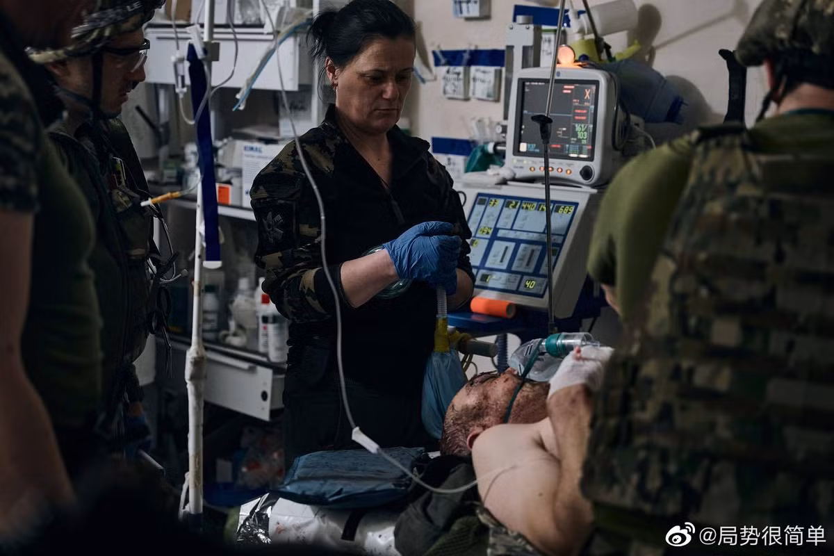 Gần đây, theo báo chí Anh đưa tin, thời gian “sống sót trung bình” của một tân binh Ukraine ở chiến trường Bakhmut là 4 giờ, điều đó có nghĩa là binh sĩ Ukraine bị loại khỏi vòng chiến đấu mỗi ngày tại đây là rất lớn. Những binh lính Ukraine được đưa đến Bakhmut, phần lớn là tân binh, không được huấn luyện bài bản và đã trở thành "nạn nhân" của hỏa lực pháo binh quân Nga.