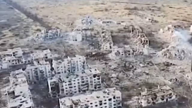 Bakhmut là một chiến trường tranh chấp ác liệt giữa Nga và Ukraine trong suốt 6 tháng qua. Tổng thống Ukraine Zelensky đã nói rõ rằng, Quân đội Ukraine sẽ không dễ dàng từ bỏ Bakhmut và sẽ quyết bám trụ khu vực này. Quân đội Nga quyết tâm cũng rất cao, và chắc chắn rằng họ sẽ không “bỏ cuộc giữa chừng”, cho đến khi tràn ngập Bakhmut.