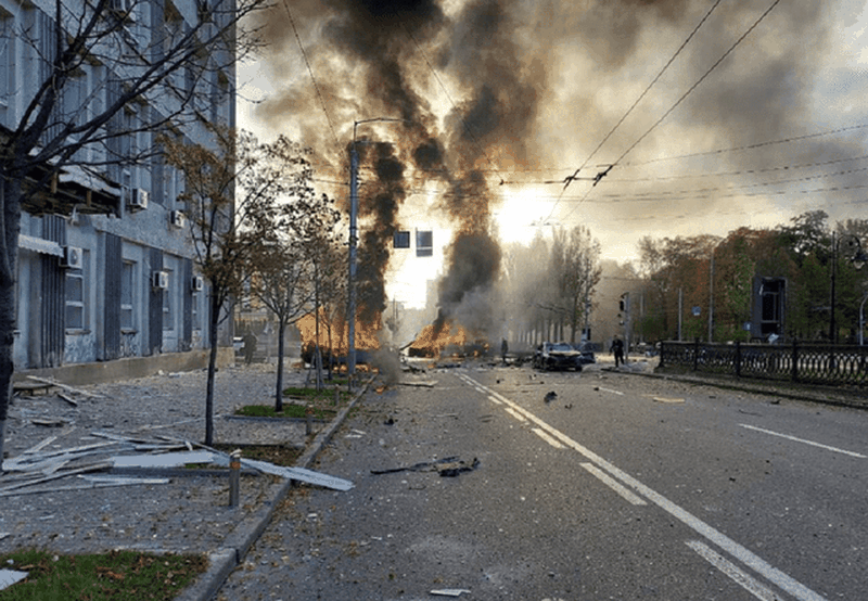 Rạng sáng 10/10, nhiều vụ nổ đã xảy ra tại Kiev, thủ đô Ukraine; các quan chức Ukraine nhanh chóng xác nhận vụ nổ là do tên lửa của Nga tấn công; vụ tấn công đã phá hủy nhiều tòa nhà ở Kiev và gây thương vong. Ngoài ra ở các thành phố Khmelnitsky, Zhitomir, Dnipro và nhiều nơi khác ở Ukraine cũng bị tên lửa Nga tấn công.