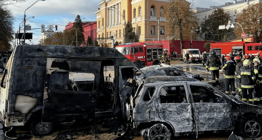 Tuy nhiên quan sát từ cuộc không kích của Nga vào thủ đô Kiev của Ukraine, có thể thấy ít nhất 3 tín hiệu quan trọng đã được phát đi. Tín hiệu đầu tiên là sự bắt đầu các cuộc không kích bằng tên lửa của Nga, về cơ bản đã loại bỏ nguy cơ xung đột hạt nhân.