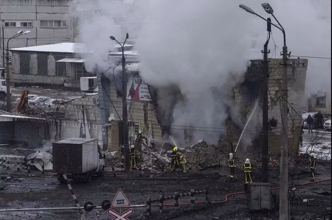 Còi báo động phòng không vang lên khắp Ukraine kéo dài hơn 2 giờ. Trong các hoạt động phòng không của Ukraine, Quân đội Ukraine đã đánh chặn 87 tên lửa và 27 UAV tự sát. Tỷ lệ đánh chặn thành công của phòng không Ukraine là khoảng 72%. 