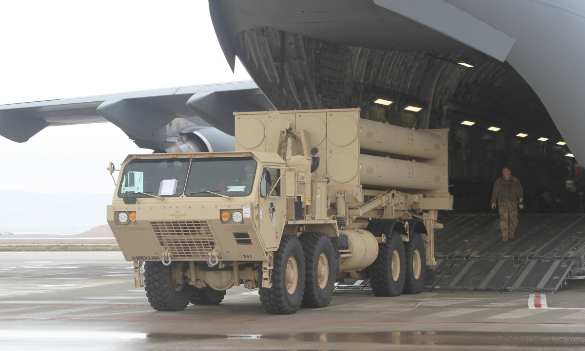 Viện nghiên cứu CSBA của Mỹ tuyên bố, Quân đội Mỹ sẵn sàng trực tiếp tham gia cuộc chiến. Trước hết, Quân đội Mỹ đã thiết lập hệ thống phòng không ở Đông Âu với hệ thống tên lửa phòng không Patriot, hệ thống Aegis trên bộ và hệ thống tên lửa đánh chặn tầm cao THAAD làm nòng cốt.