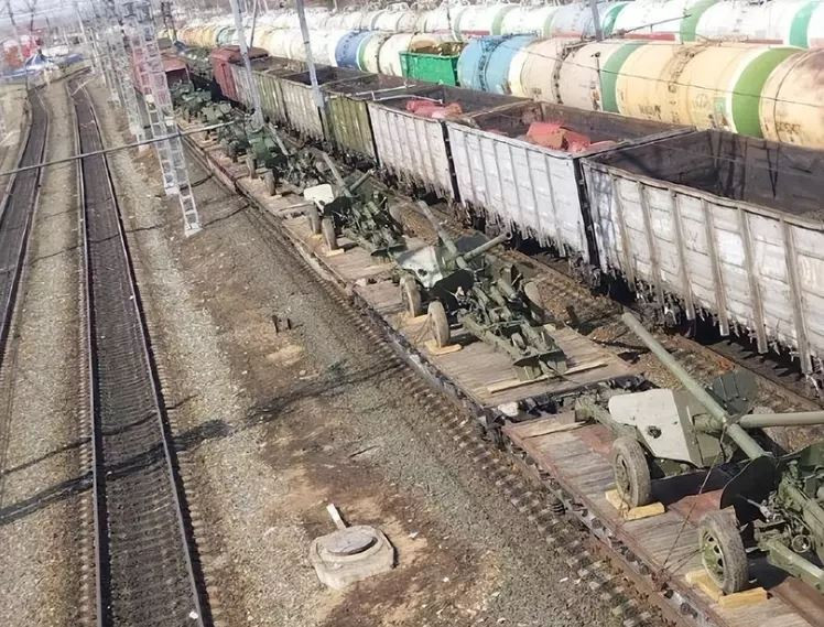 Xe tăng T-90M dù tối tân đến đâu cũng không thể trang bị cho mọi cứ điểm hỏa lực của Nga trên mặt trận 1.000 km. Để chiến đấu trong một cuộc chiến quy mô lớn, quân số và số lượng vũ khí là rất quan trọng.