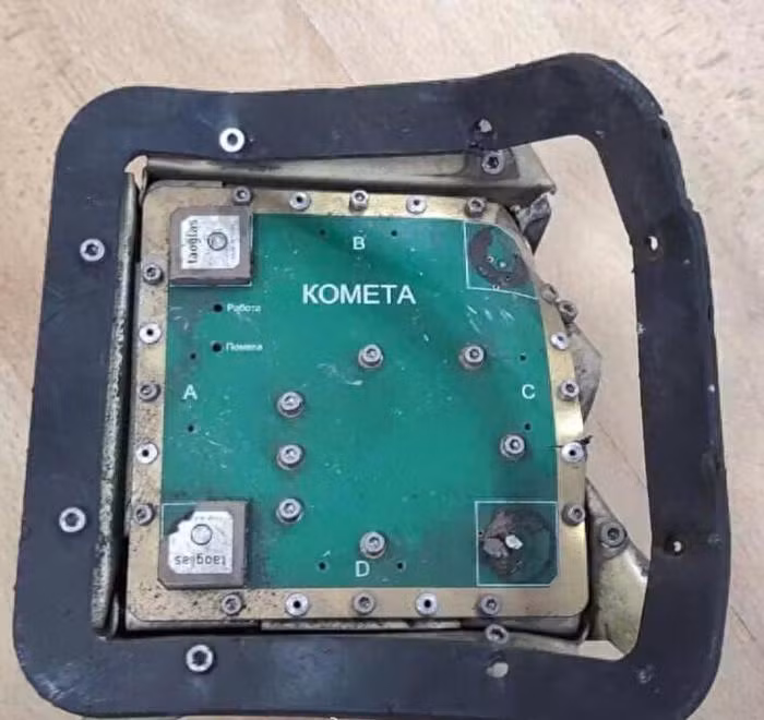 Trong đợt tấn công tần suất cao này, Ukraine đã phát hiện ra một sự thật đáng lo ngại từ UAV tự sát Geran-2 của Nga. Trong đống đổ nát của UAV Geran-2 tấn công Kiev, Ukraine phát hiện mô-đun chip dẫn đường vệ tinh Kometa-M CRPA do Nga sản xuất.