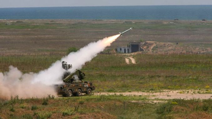 Nhiều loạt đạn phòng không đã được dân quân bắn ra. Mặc dù không bắn hạ được chiếc UAV, do nó đang ở độ cao lớn; nhưng hỏa lực từ phòng không của Donetsk, đã khiến UAV Ukraine phải bỏ chạy.