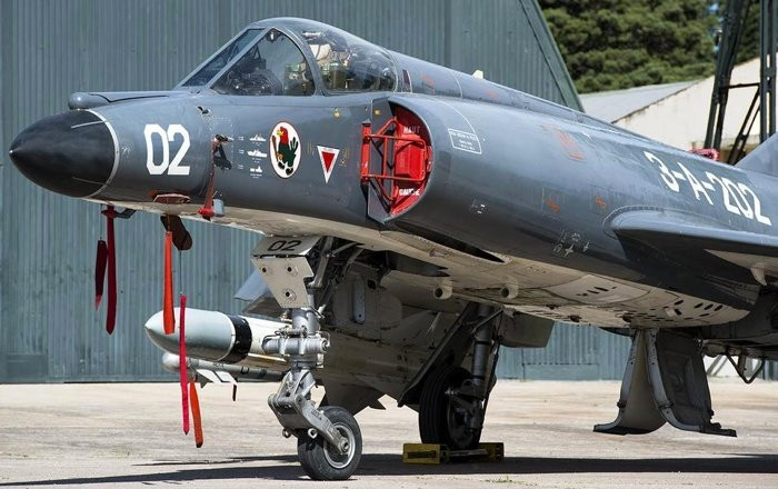 Về trang bị vũ khí, Super Étendard trang bị hai pháo hàng không 30 mm DEFA 552 với cơ số đạn 125 viên/khẩu. Có tổng cộng sáu giá treo mang tên lửa và bom, bốn trong số đó nằm dưới cánh và hai trong số đó nằm dưới thân máy bay.