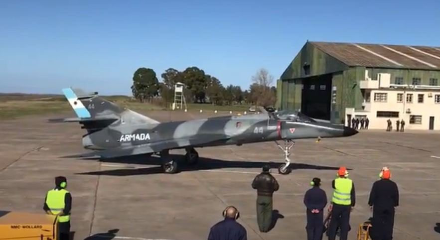 Mười một chiếc máy bay chiến đấu tấn công Super Étendard của lực lượng không quân hải quân Argentina sẽ phải loại khỏi biên chế chiến đấu, khi không còn phụ tùng thay thế. Như vậy, không quân hải quân Argentina hiện không có máy bay chiến đấu nào.