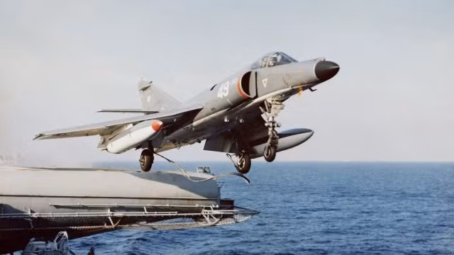 Super Etendard là một loại máy bay tiêm kích tấn công trên tàu sân bay của Pháp, do công ty Dassault-Breguet của Pháp phát triển; hiện loại máy bay này không còn được sản xuất. 