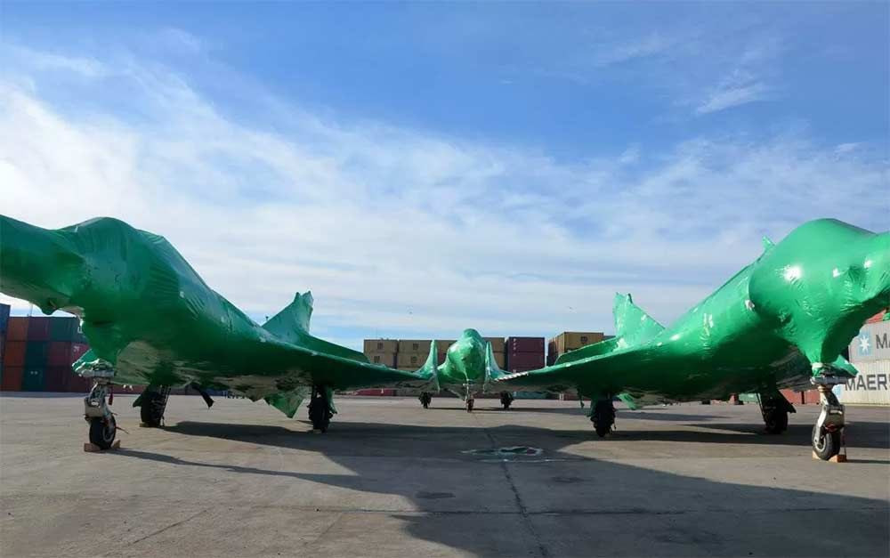 Những chiếc máy bay chiến đấu Super Étendard Modernisé được Pháp sản xuất vào cuối thập niên 1970. Vào năm 2019, 5 chiếc được Pháp chuyển giao cho Argentina, tuy nhiên chúng chưa bao giờ cất cánh do thiếu ghế phóng của phi công, do lệnh cấm vận của Anh (ghế phóng do Anh sản xuất).