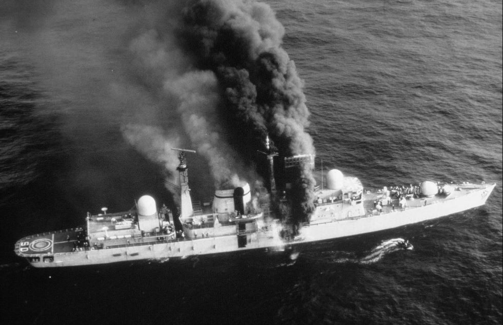 Mặc mặc dù tên lửa chống hạm của Argentina không thể đánh chìm tàu chiến Anh, nhưng đã làm thiệt hại nặng con tàu. Sáu ngày sau (vào ngày 10/5/1982), con tàu đã bị chìm khi đang được lai dắt về cảng, khiến 20 thủy thủ thiệt mạng.