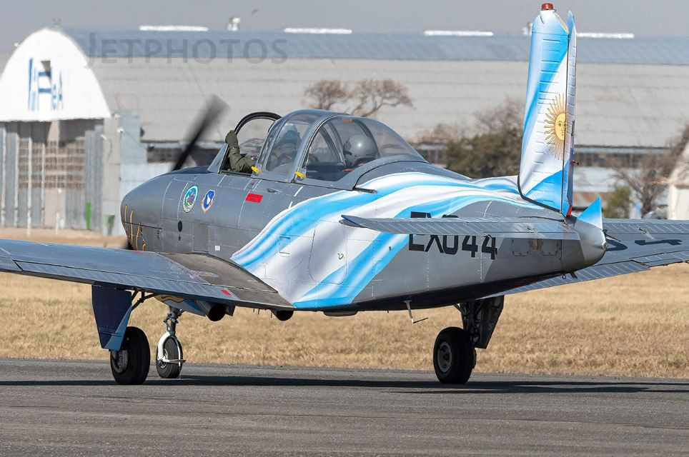 Hiện không quân hải quân Argentina còn khoảng 10 máy bay huấn luyện T-34 Mentor do Mỹ sản xuất, nhưng cũng đã rất cũ, do được sản xuất từ năm 1978. Ngoài ra họ có 4 máy bay tuần tra hàng hải P-3B Orion, nhưng hiện tại chúng cũng không bay được, vì không được sửa chữa và nâng cấp. 