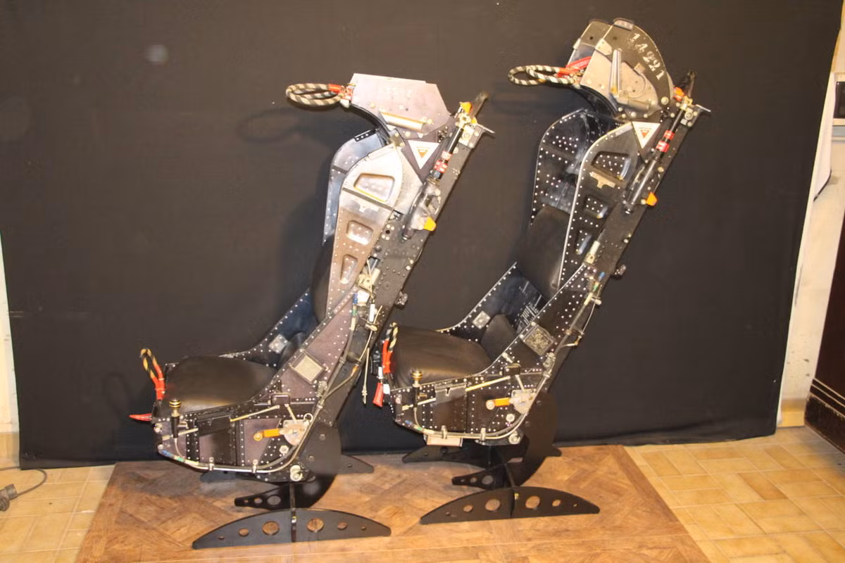 Năm chiếc Super Étendard được Pháp bàn giao vào năm 2019, nhưng chưa bao giờ có cơ hội cất cánh trên bầu trời Argentina. Số máy bay này đến Argentina mà không có các bộ phận quan trọng, trong đó có ghế phóng Martin Baker Mk 4A, do Anh không cho phép bàn giao. 