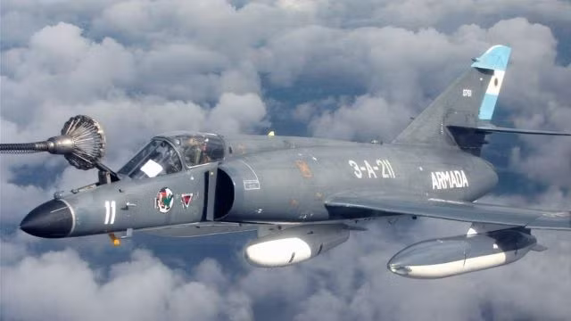 Việc sản xuất loại máy bay Super Etendard bắt đầu vào năm 1974 và dừng lại 9 năm sau đó (vào năm 1983). Trên thực tế, Argentina là quốc gia cuối cùng sử dụng loại máy bay chiến đấu này. Hai nước còn lại là Pháp và Iraq, đã cho Super Etendard loại khỏi biên chế từ lâu. 