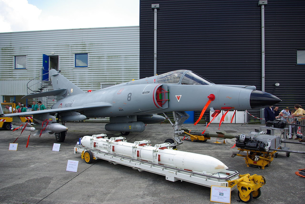 Ngoài tên lửa chống hạm AM-39 Exocet đã đề cập, chiếc máy bay này còn có thể mang tên lửa hạt nhân Air-Sol Moyenne Portée, AS-30L, tên lửa không đối không Matra Magic cũng như tên lửa không dẫn đường thông thường hoặc tên lửa (bom) dẫn đường bằng laser. 