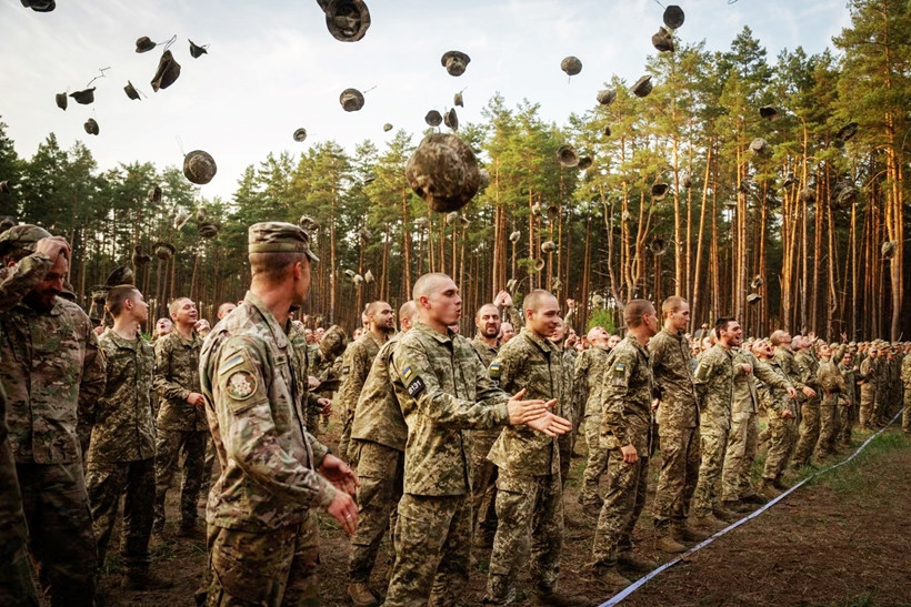 Kể từ khi cuộc chiến giữa Nga và Ukraine bắt đầu vào năm 2022, số lượng binh sĩ của cả hai bên được coi là bí mật quốc gia. Quy mô của Quân đội Ukraine ở giai đoạn này chưa rõ ràng, nhưng trước đây Tổng thống Zelensky từng nói, Quân đội Ukraine có 1 triệu quân. Cuối năm ngoái, Tổng thống Zelensky ám chỉ trên truyền thông rằng, Quân đội Ukraine vẫn còn 500.000 binh sĩ ở tiền tuyến.