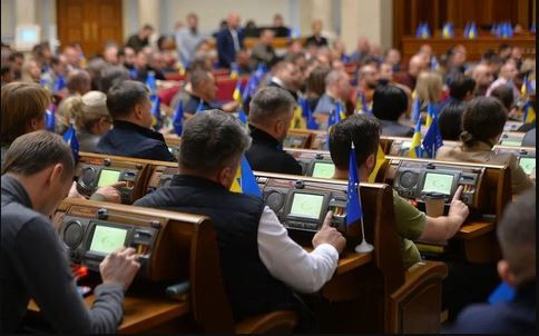 Vào ngày 8/5, Quốc hội Ukraine đã thông qua dự luật sử dụng tội phạm tham gia quân đội với gần 300 phiếu tán thành. Dự luật này có thể giảm bớt tình thế “tiến thoái lưỡng nan”, khi Quân đội Ukraine không có người nhập ngũ ở một mức độ nhất định, đồng thời là cơ hội để thực hiện việc trả tự do sớm có điều kiện cho các tù nhân trực tiếp tham gia chiến đấu.