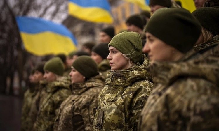Nếu xung đột giữa Nga và Ukraine tiếp diễn, đàn ông Ukraine ở nước ngoài cũng sẽ bị buộc phải đến các trạm tuyển dụng. Hiện có hơn 60.000 phụ nữ Ukraine phục vụ trong quân đội. Nếu tổn thất của Quân đội Ukraine quá lớn, không loại trừ khả năng Ukraine sẽ buộc phụ nữ Ukraine ở độ tuổi thích hợp phải đưa vào phạm vi nhập ngũ bắt buộc ở giai đoạn tiếp theo.