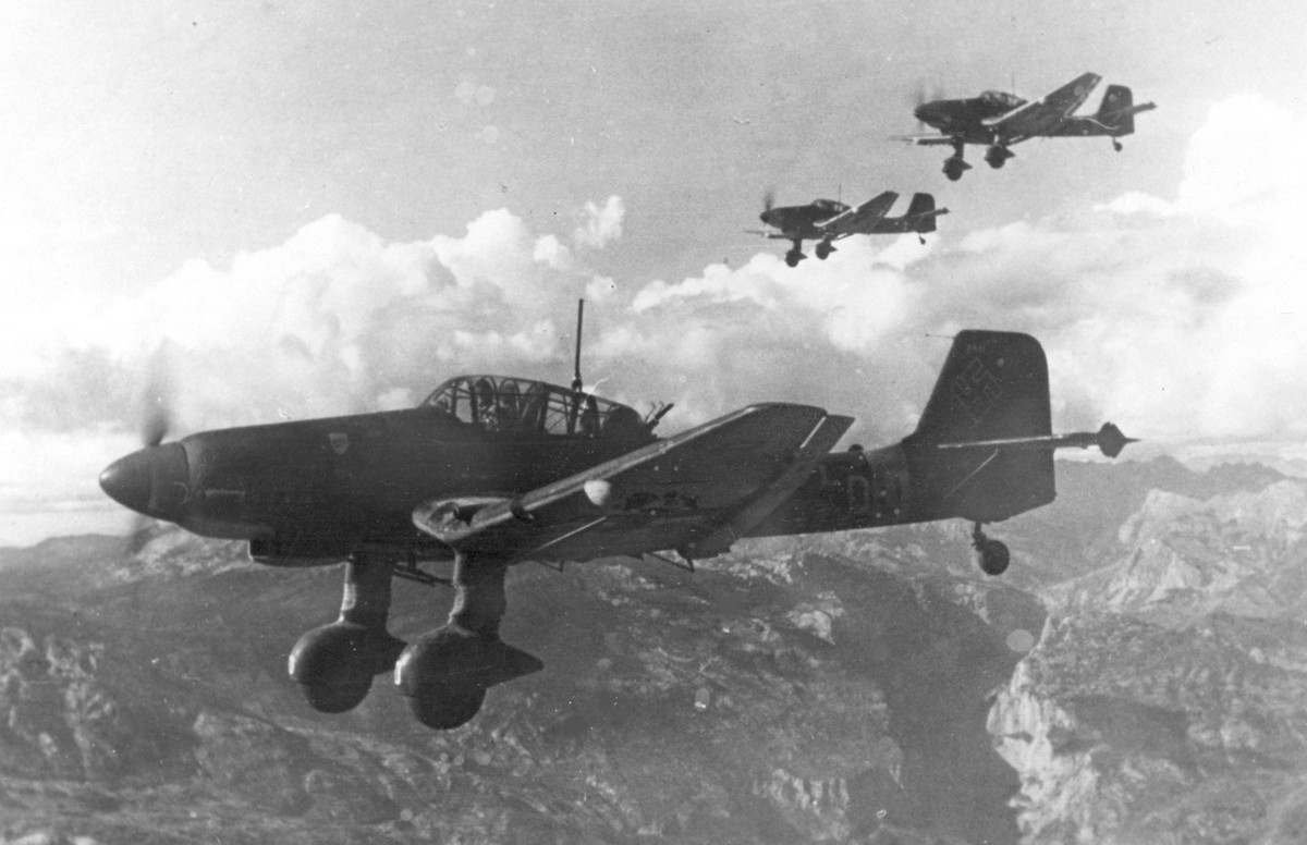 Những đợt ném bom như vậy của Ju-87 đã phá hủy các công sự của Hồng quân. Những quả bom với thiết kế khí động học được chế tạo đặc biệt, phát ra tiếng hú lạnh lẽo, luôn khiến người ta khiếp sợ.
