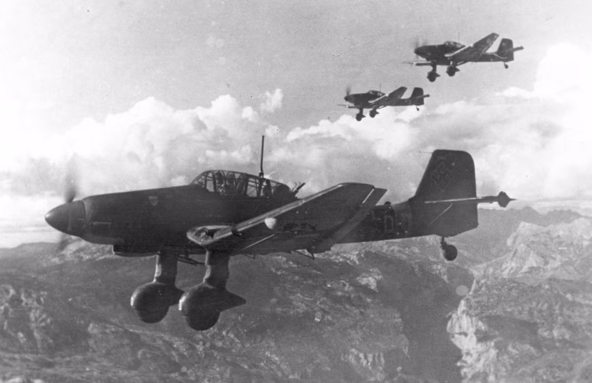 Những đợt ném bom như vậy của Ju-87 đã phá hủy các công sự của Hồng quân. Những quả bom với thiết kế khí động học được chế tạo đặc biệt, phát ra tiếng hú lạnh lẽo, luôn khiến người ta khiếp sợ.