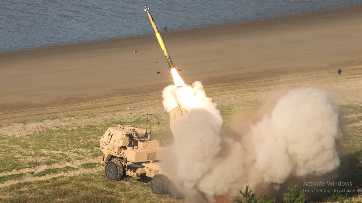 Do Ukraine không có nhiều vũ khí tiến công tầm xa, nên tổ hợp pháo phản lực cơ động cao HIMARS, chủ yếu sử dụng đạn dẫn đường chính xác M31, là vũ khí tấn công tầm xa. Trong khi đó, loại đạn này phải dựa vào tín hiệu vệ tinh GPS để đạt được các đòn tấn công chính xác.