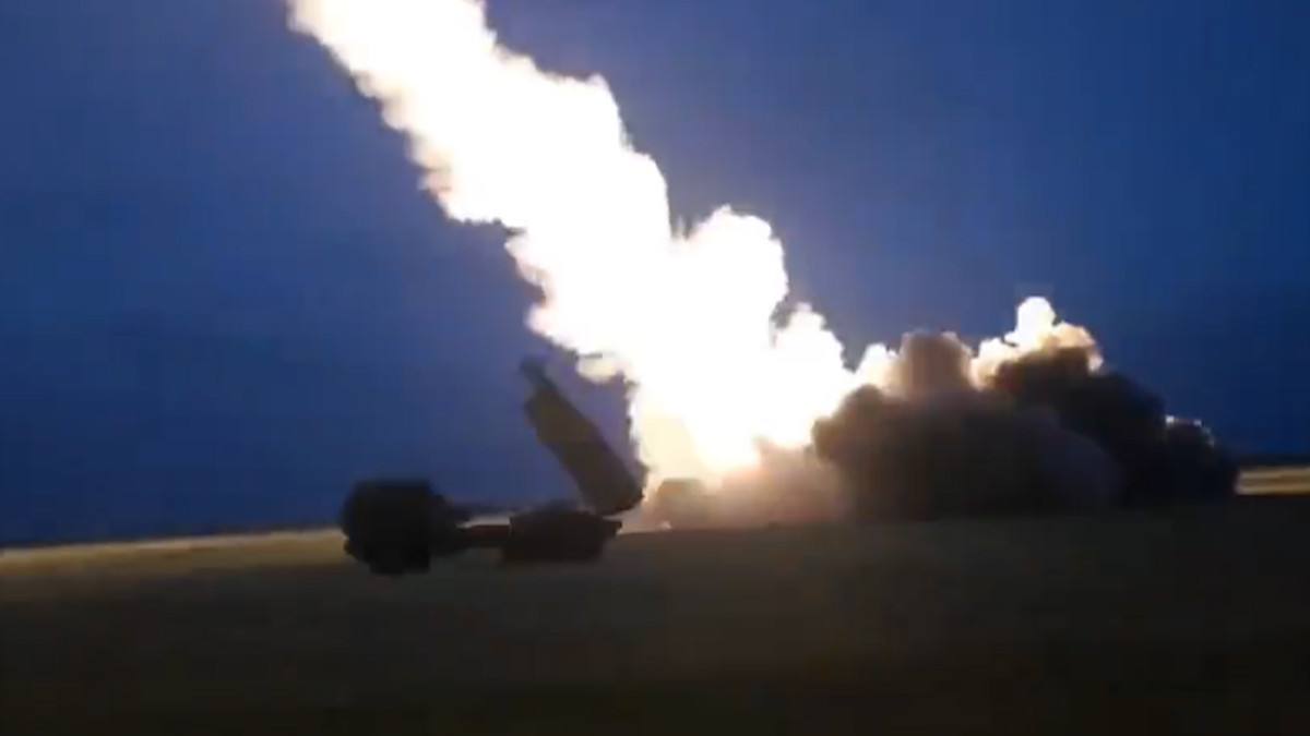 Cùng với đó là hiện nay, Quân đội Nga không còn tổ chức các lực lượng thiết giáp quy mô lớn; bên cạnh đó, Quân đội Nga thực hiện phân tán lực lượng gần khu vực chiến tuyến, nên Quân đội Ukraine cũng không tìm ra được mục tiêu nào xứng tầm trọng điểm. 