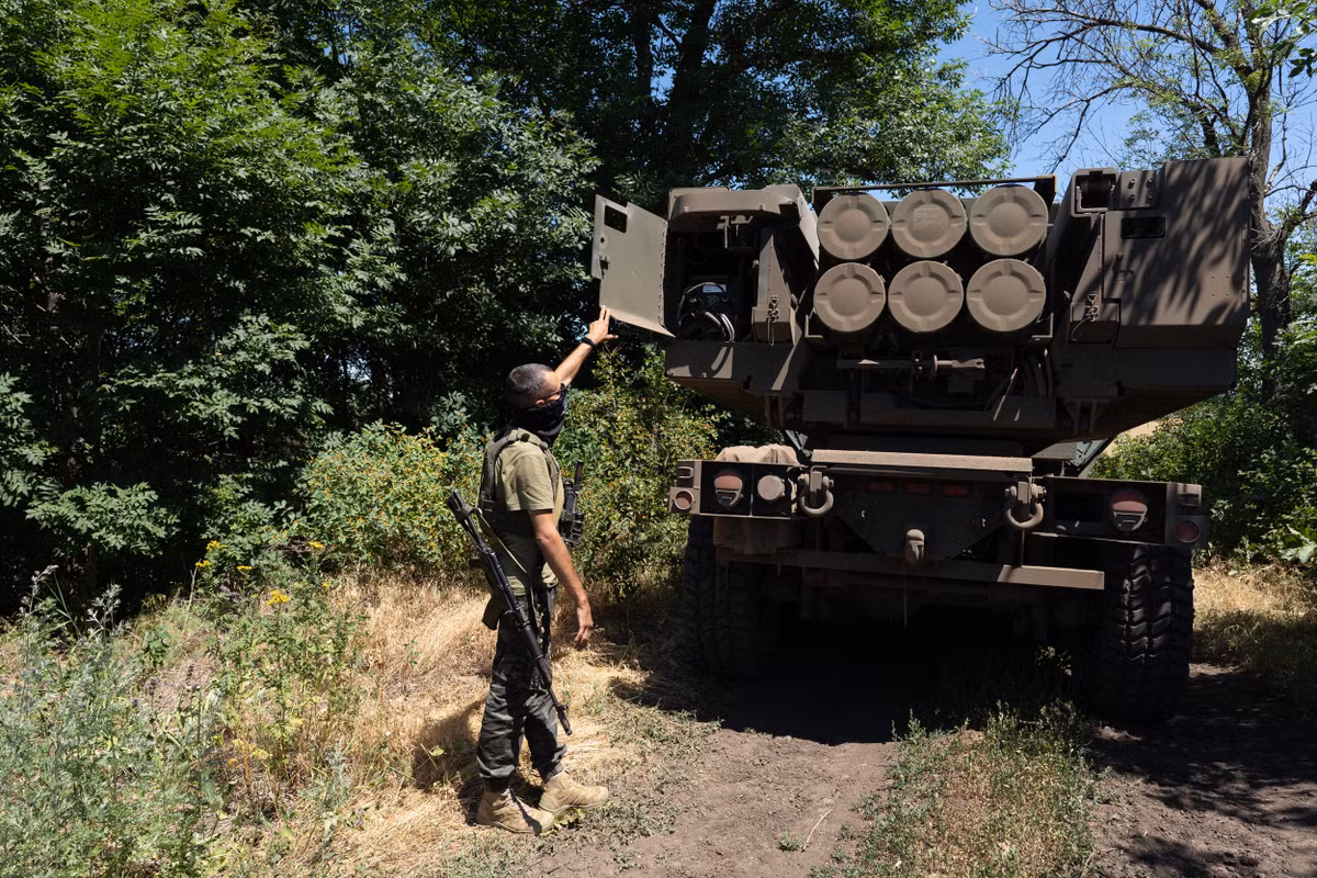 Sau khi được Mỹ chuyển giao tên lửa HIMARS, quân đội Ukraine đã liên tục tổ chức các cuộc tấn công nhằm vào những tuyến đường tiếp vận và mục tiêu quân sự quan trọng của Nga, gây ra nhiều tổn thất nghiêm trọng cho quân Nga tại Ukraine. 