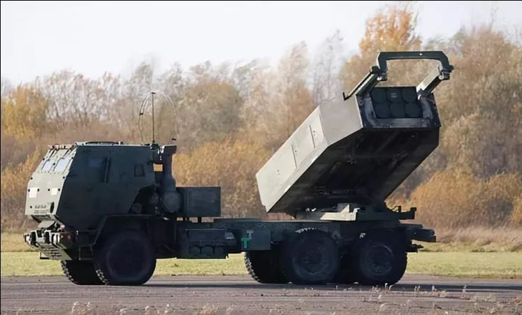 Sau khi đưa vào chiến trường Ukraine, tổ hợp pháo phản lực cơ động cao HIMARS có tầm bắn khoảng 80km đối với đạn pháo thông thường và có thể lên tới 300km với tên lửa chiến thuật, đã tỏ ra là vũ khí hết sức lợi hại.