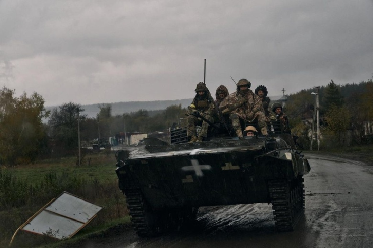 Tình hình ở hướng nam Donetsk lẽ ra có thể được khắc phục, bằng cách đưa 4-6 lữ đoàn tinh nhuệ từ mặt trận Kursk tới tăng viện, nhưng Tổng thống Zelensky quyết định rằng, các khu vực chiếm được của Nga cần phải được giữ lại cho đến khi các cuộc đàm phán với ông Trump có thể bắt đầu.