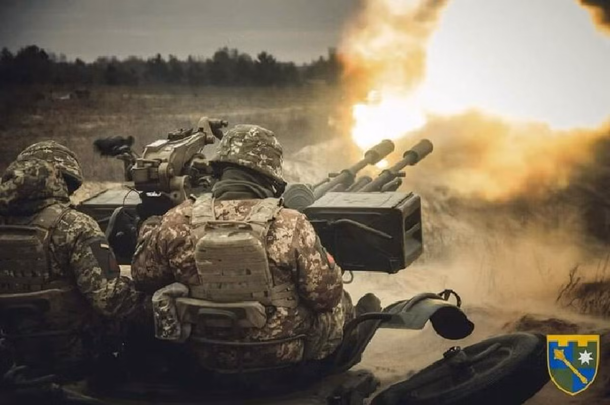 Trong khi đó ở hướng chiến trường chính Donbass, Quân đội Nga đang tiến công theo nhiều hướng cùng lúc, đặc biệt là hướng nam Donetsk. Điều này ngày càng trở nên khó khăn đối với Quân đội Ukraine, nhưng quân Ukraine không có đủ quân số và vũ khí để ngăn chặn quân Nga. 