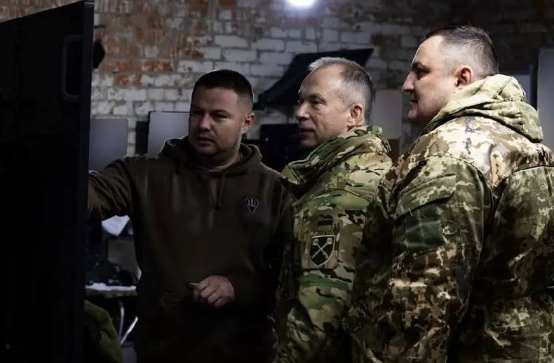 Có thông tin là Tướng Syrsky đã đến mặt trận Kursk và giải thích lý do tại sao Quân đội Ukraine đột phá ở khu vực Kursk. Nhưng liệu Tướng Syrsky có ở vùng Kursk hay không, hay chỉ đến thăm các khu vực lân cận của vùng Sumy, giáp giới với tỉnh Kursk của Nga, vẫn là một câu hỏi bỏ ngỏ? 