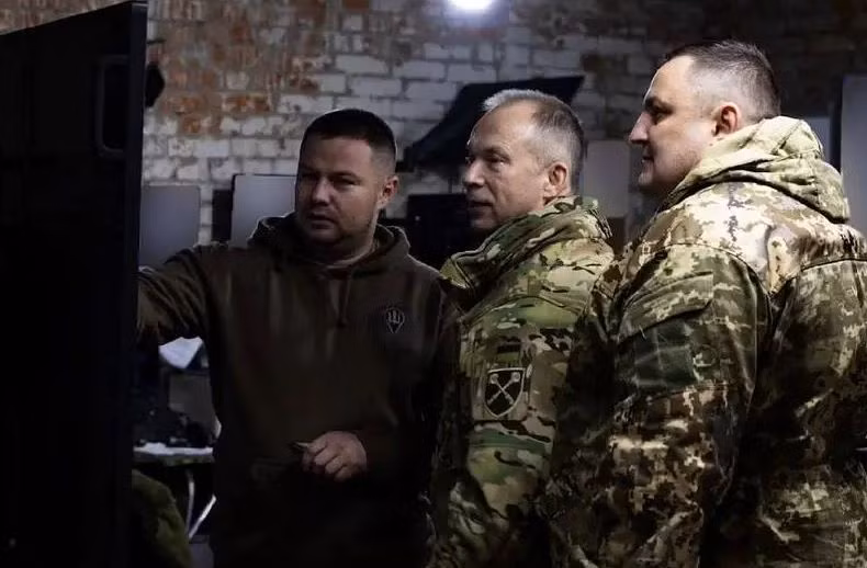 Có thông tin là Tướng Syrsky đã đến mặt trận Kursk và giải thích lý do tại sao Quân đội Ukraine đột phá ở khu vực Kursk. Nhưng liệu Tướng Syrsky có ở vùng Kursk hay không, hay chỉ đến thăm các khu vực lân cận của vùng Sumy, giáp giới với tỉnh Kursk của Nga, vẫn là một câu hỏi bỏ ngỏ? 