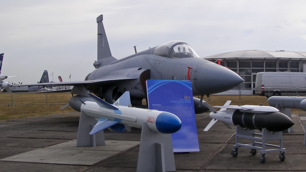 JF-17 (còn gọi là FC-1) là chiến đấu cơ hạng nhẹ, khả năng chiến đấu “khiêm tốn”, khi chỉ có thể sử dụng một số vũ khí đối không và đối đất do Trung Quốc sản xuất; nhưng điều đáng lo ngại là JF-17 có thể sử dụng tên lửa chống hạm C-802.