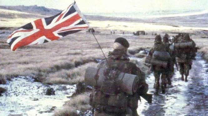 Kể từ sau Chiến tranh Falklands năm 1982, Anh đã duy trì một cách hiệu quả lệnh cấm vận vũ khí đối với Argentina; nhằm ngăn không cho nước này tăng cường quân bị, đặc biệt là về không quân và hải quân. 