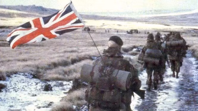 Kể từ sau Chiến tranh Falklands năm 1982, Anh đã duy trì một cách hiệu quả lệnh cấm vận vũ khí đối với Argentina; nhằm ngăn không cho nước này tăng cường quân bị, đặc biệt là về không quân và hải quân. 