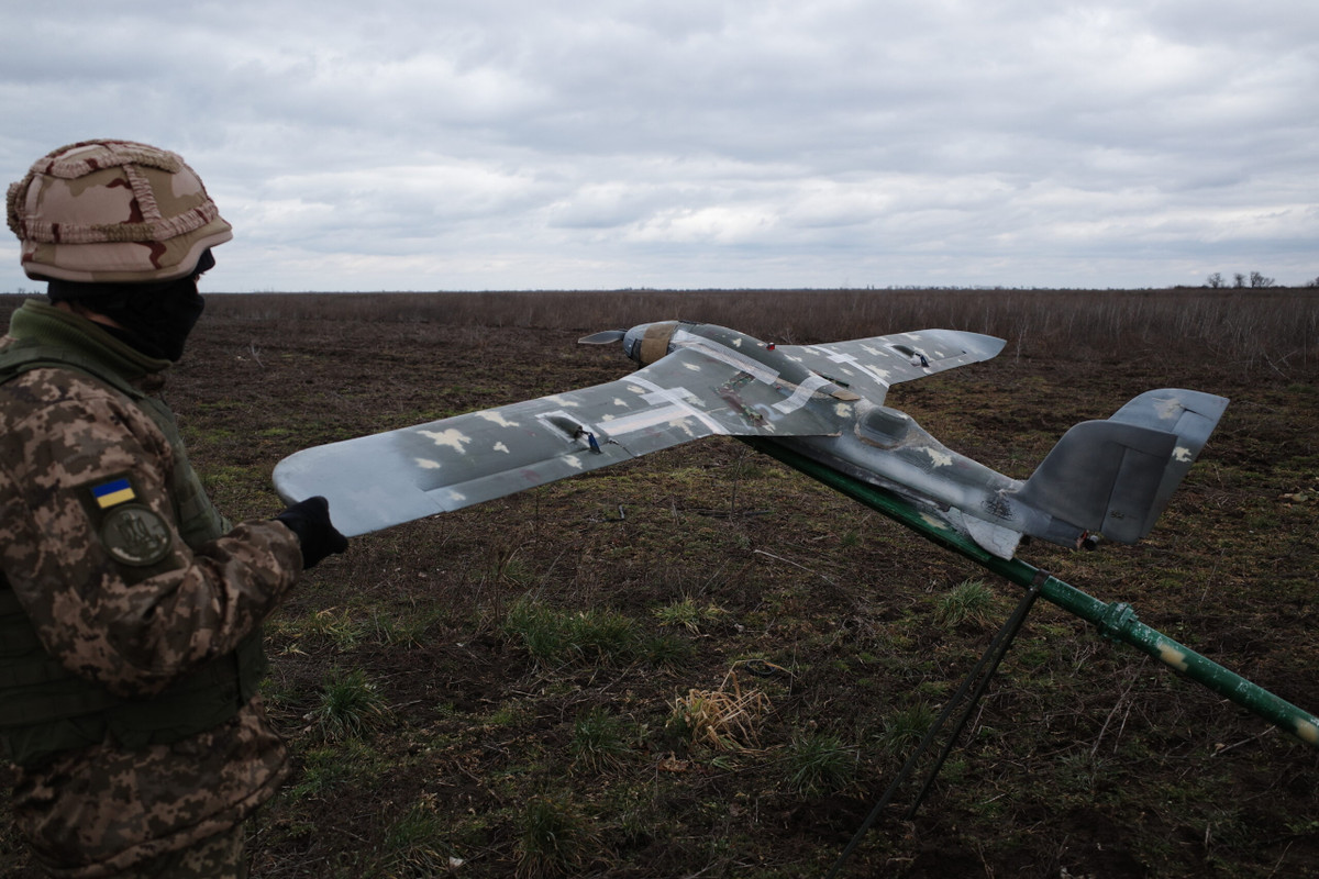 Điều này có lẽ giải thích tại sao Ukraine tiết lộ một loạt UAV mới, bao gồm cả UAV chống tác chiến điện tử Backfire, phương tiện chiến đấu không người lái mặt đất Ratel S và tàu không người lái Marichka; những phương tiện này đã giúp Ukraine chiếm lĩnh tốt hơn về không gian chiến đấu và có nhiều khả năng tấn công mục tiêu hơn.