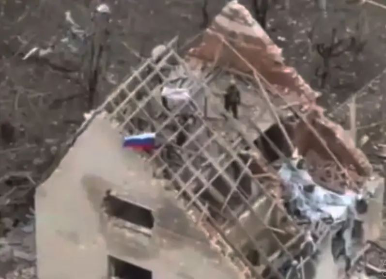 Vào lúc 3 giờ sáng ngày 29/2, có thông tin cho rằng Quân đội Ukraine, dưới áp lực của hỏa lực quân Nga, đã rời khỏi phần phía đông làng Berdychi. Đến rạng sáng, xuất hiện thông tin quân Nga chiếm ít nhất 70% diện tích ngôi làng này, phần còn lại nằm trong vùng xám (Ảnh quân Nga cắm cờ tại làng Tonenkoye).