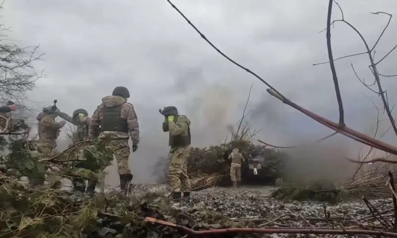 Hiện có thông tin cho rằng, nhóm xung kích của lực lượng đổ bộ đường không Nga đã đánh bật quân Ukraine khỏi làng Ivanovsky, chặn đường tới Chasov Yar. Thông tin này chưa được kiểm chứng, nhưng trước đó có thông tin, quân Nga ít nhất đã kiểm soát phía đông của ngôi làng này.