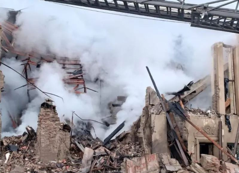 Cuộc tấn công của Nga vào điểm triển khai của Ukraine tại một trong những tòa nhà hai tầng của thành phố này đã khiến ít nhất 11 quân nhân của Ukraine thiệt mạng, bao gồm cả các sĩ quan cấp cao liên quan đến kế hoạch quân sự. Theo thông tin mới nhất, tại Konstantinov đã diễn ra một cuộc thảo luận về việc tiếp tục phòng thủ Chasov Yar (Nguồn ảnh: Topwar, Sputnik, CNN, Reuters). 