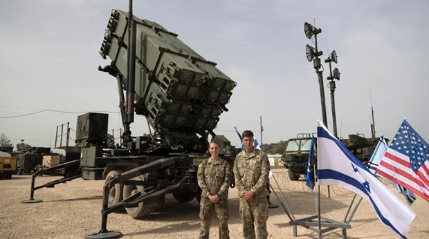 Để bổ sung cho nhu cầu sử dụng vũ khí của quân đội Israel tăng cao, quân đội Mỹ đã nhanh chóng cung cấp hơn 7.000 tấn vũ khí, đạn và thiết bị quân sự cho Lực lượng Phòng vệ Israel (IDF), thông qua 123 máy bay chở hàng và 7 tàu vận tải quân sự.