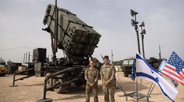 Để bổ sung cho nhu cầu sử dụng vũ khí của quân đội Israel tăng cao, quân đội Mỹ đã nhanh chóng cung cấp hơn 7.000 tấn vũ khí, đạn và thiết bị quân sự cho Lực lượng Phòng vệ Israel (IDF), thông qua 123 máy bay chở hàng và 7 tàu vận tải quân sự.