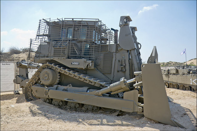 Điều sốc hơn nữa là chiếc máy ủi này còn có thể giải cứu các phương tiện chiến đấu bọc thép bị lật hoặc hư hỏng, và sức công phá của nó có thể được mệnh danh là bá chủ trong số các máy ủi. 