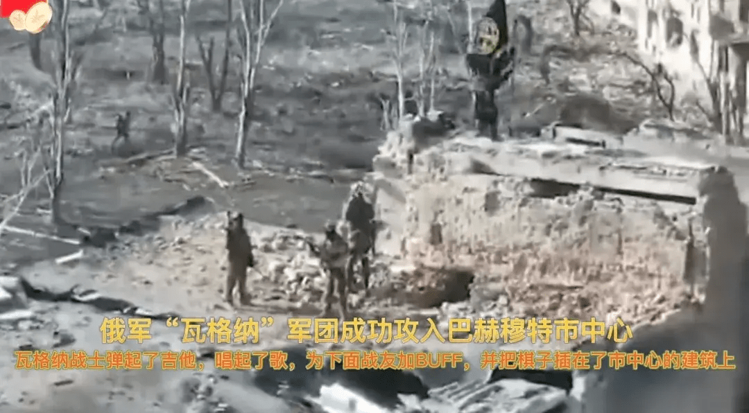 Đánh giá từ những bức ảnh cho thấy, mặc dù đây là trung tâm thành phố Bakhmut, nhưng nhà cửa đã bị bom đạn phá hủy. Từ những bức ảnh trên hiện trường, có thể thấy trận chiến tại Bakhmut vô cùng ác liệt, hỏa lực pháo binh gần như phá hủy mọi thứ.