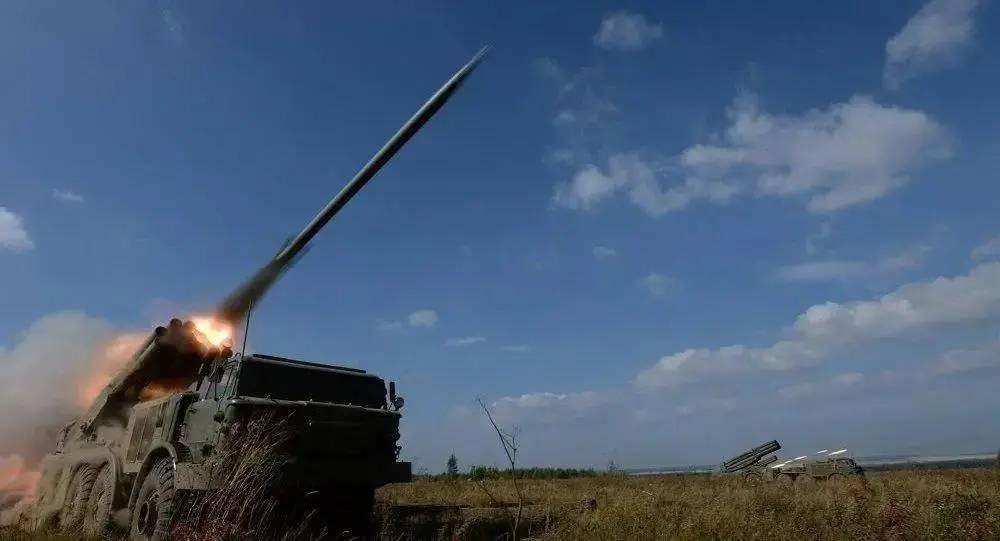 Hiện quân Nga đã bắt đầu triển khai nhiều loại tên lửa chống tăng, súng cối và các loại vũ khí khác trên các tuyến đường, mà quân Ukraine có thể đột phá. Ngoài ra, các tổ hợp rocket phóng loạt tầm xa của Nga, được trang bị các đầu đạn đặc biệt, được thiết kế riêng cho mục đích hủy diệt hàng loạt, sẵn sàng phóng đạn vào các tọa độ được tính toán sẵn.