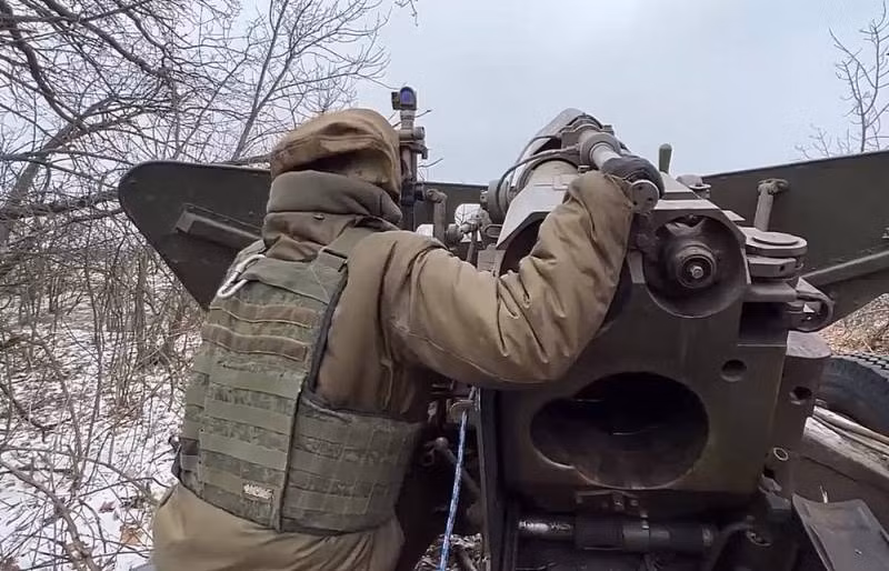 Vậy Quân đội Ukraine có thể giữ vững Bakhmut trong 8 ngày tới? Trước tiên chúng ta hãy xem những diễn biến mới nhất của Quân đội Nga và lính đánh thuê Wagner. Tính đến 8 giờ tối theo giờ địa phương ngày 15/2, cuộc tấn công của Quân đội Nga và lực lượng Wagner vào sườn phía bắc của Bakhmut ở cứ điểm Paraskovka rất hiệu quả.